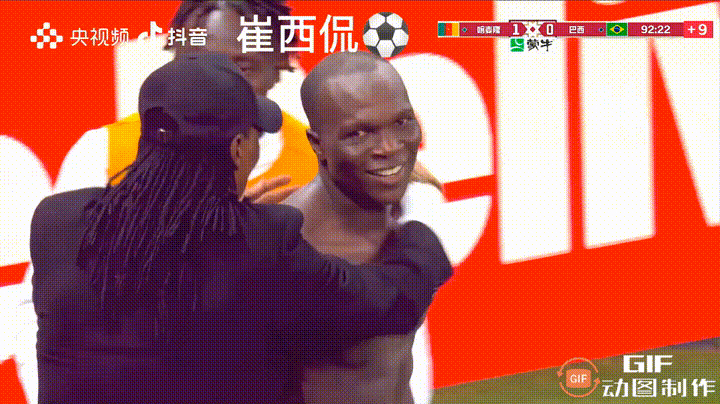 主队球员脱衣欢庆进球，招致裁判警告